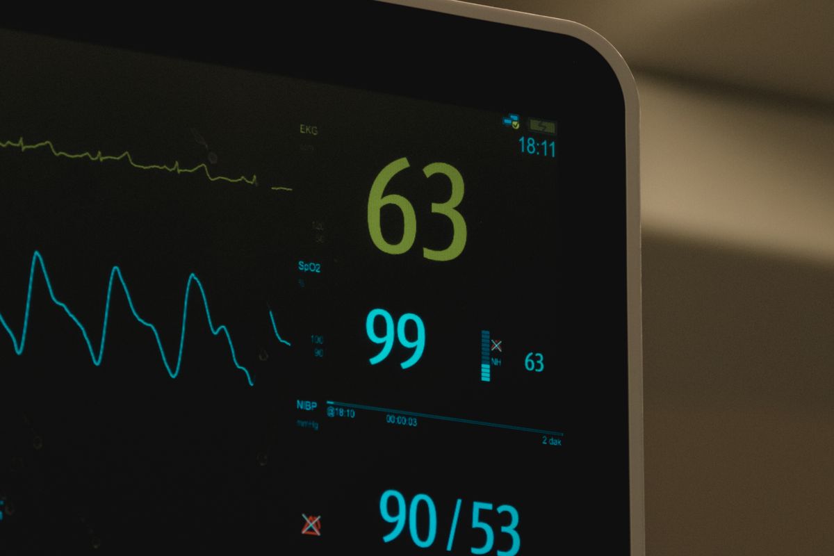 ตรวจคลื่นไฟฟ้าหัวใจ (EKG) คืออะไร ตรวจเมื่อไหร่